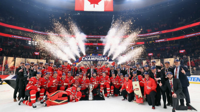 L'équipe du Canada célèbre sa victoire contre l'équipe des États-Unis, remportant ainsi la finale du Tournoi des Quatre Nations de la NHL au TD Garden, à Boston (Massachusetts), le 20 février 2025.