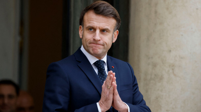 Le président français Emmanuel Macron attend le président par intérim de la Roumanie pour des entretiens au palais présidentiel de l'Élysée à Paris, le 19 février 2025, au lendemain d'une réunion avec sept pays européens, axée sur l'Ukraine, dans la conviction que "la Russie est une menace existentielle" pour le continent.