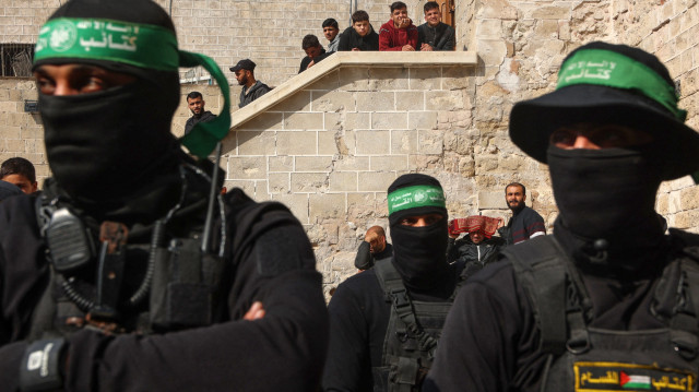 Des combattants des Brigades al-Qassam, assistent aux funérailles de deux combattants dans la ville de Gaza, le 24 janvier 2025,