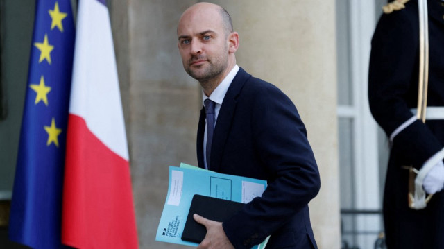Le ministre français de l'Europe et des Affaires étrangères, Jean-Noël Barrot, arrive au Palais présidentiel de l'Élysée, à Paris, le 17 février 2025, pour participer à un sommet informel avec les dirigeants européens afin de discuter de la situation en Ukraine et de la sécurité européenne.