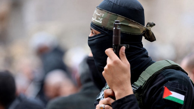 Un combattant des Brigades Ezzedine al-Qassam, la branche armée du Hamas, assiste aux funérailles de deux combattants, dans la ville de Gaza, le 24 janvier 2025.