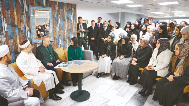 Cumhurbaşkanı Erdoğan, cuma namazını kıldığı Ankara Yenimahalle’deki Mevlana Camii'nde vatandaşlarla selamlaştı, Diyanet Gençlik Merkezi’ni ziyaret etti.