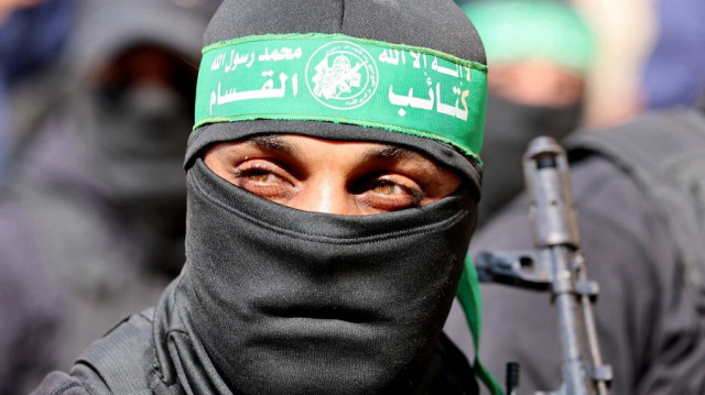Un combattant des Brigades al-Qassam, assiste aux funérailles de deux combattants, dans la ville de Gaza, le 24 janvier 2025.