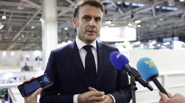Le président français Emmanuel Macron s'adresse à la presse après avoir été informé d'une attaque à l'arme blanche à Mulhouse, lors de sa visite au Salon international de l'agriculture au parc des expositions Paris Expo Porte de Versailles à Paris, le 22 février 2025.