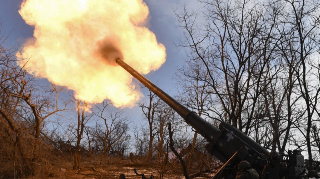 Des militaires ukrainiens de la 43e brigade d'artillerie tirent avec un canon automoteur 2S7 Pion en direction des positions russes, sur une ligne de front dans la région de Donetsk, le 22 février 2025.