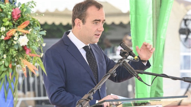 Le ministre français des Forces armées Sébastien Lecornu s'exprime à l'intérieur du camp militaire du général Ouattara Thomas d'Aquin, ancienne base française du 43e bataillon d'infanterie de marine à Port-Bouet à Abidjan, le 20 février 2025.