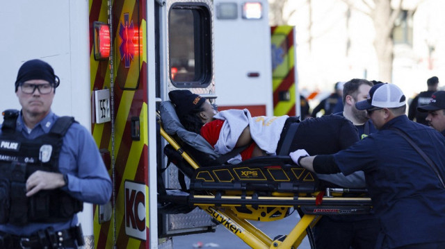 Une personne est chargée dans une ambulance à la suite d'une fusillade à Union Station pendant la parade de victoire des Kansas City Chiefs Super Bowl LVIII, le 14 février 2024 à Kansas City, Missouri. 
