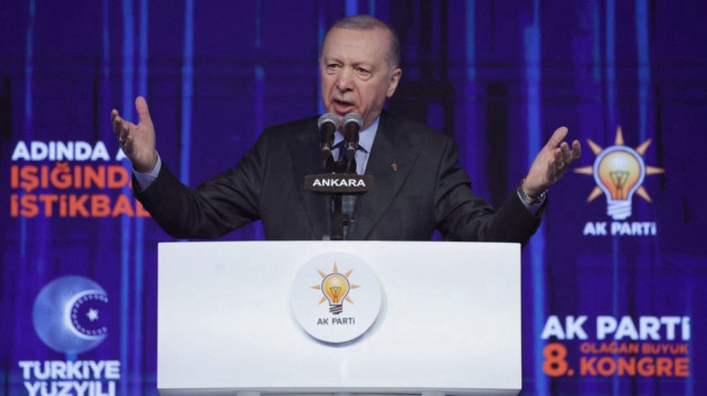 Le président turc Recep Tayyip Erdogan fait un geste lors d'un discours prononcé par le Parti de la justice et du développement (AKP), dans le cadre du 8e grand congrès ordinaire à l'Ankara Arena à Ankara, le 23 février 2025.