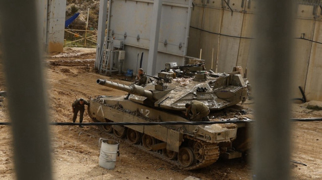 Un char Merkava de l'armée israélienne est déployé derrière un mur de béton le long de la frontière nord d'Israël avec le Liban, le 19 février 2025. 