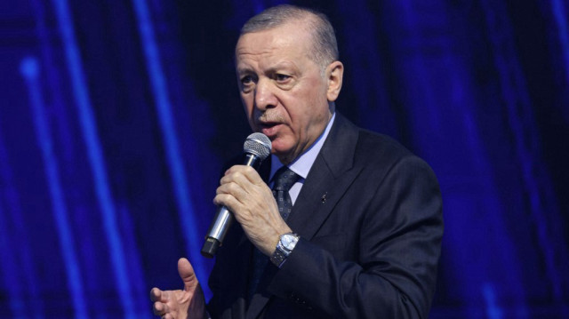 Le président turc Recep Tayyip Erdogan fait un geste lors d'un discours prononcé par le Parti de la justice et du développement (AKP), dans le cadre du 8e grand congrès ordinaire à l'Ankara Arena à Ankara, le 23 février 2025.
