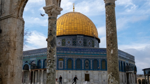 Des enfants jouent au football près du Dôme du Rocher dans l'enceinte de la mosquée Al-Aqsa, dans la vieille ville de Jérusalem, le 11 février 2025.