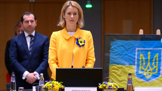 La Haute représentante de l'Union européenne pour les affaires étrangères et la politique de sécurité, Kaja Kallas (C), observe une minute de silence pour marquer le troisième anniversaire de l'invasion de l'Ukraine par la Russie, avant le Conseil des affaires étrangères de l'UE au siège de l'UE à Bruxelles, le 24 février 2025.