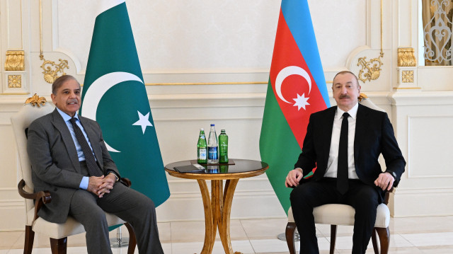 Le Premier ministre pakistanais Shehbaz Sharif et le président azerbaïdjanais Ilham Aliyev.