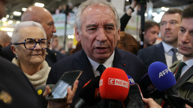 Le Premier ministre français François Bayrou (C) s'adresse aux médias lors de sa visite du 61e Salon international de l'agriculture au parc des expositions de la Porte de Versailles à Paris, le 24 février 2025.
