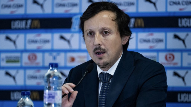 Le président espagnol de l'OM, Pablo Longoria, s'adresse aux médias lors d'une conférence de presse au stade Vélodrome à Marseille, dans le sud de la France, le 18 décembre 2024.
