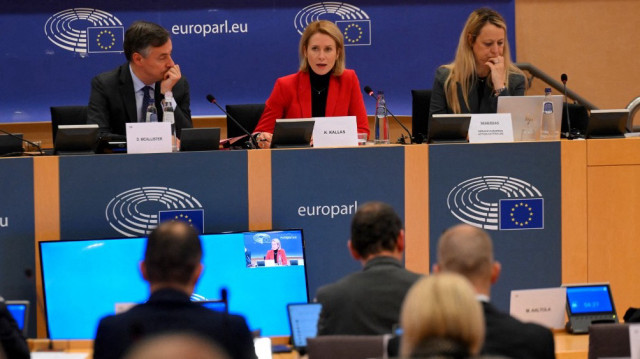 Kaja Kallas (C), Haute représentante de l'Union européenne pour les affaires étrangères et la politique de sécurité, prononce un discours aux côtés du député européen David McAllister (G) lors d'une commission extraordinaire des affaires étrangères sur la situation en Syrie suite à la chute du président syrien, au Parlement européen à Bruxelles le 10 décembre 2024.