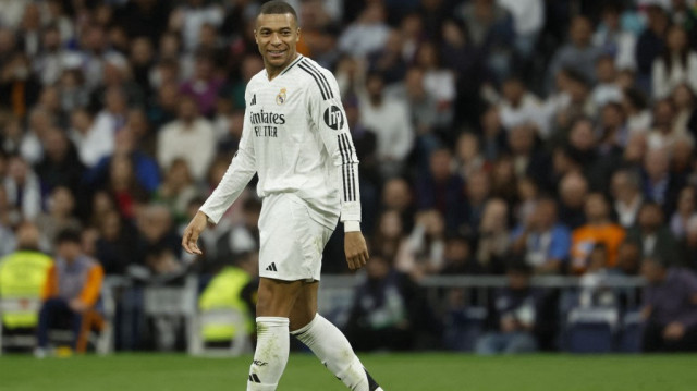 L'attaquant français du Real Madrid, #09 Kylian Mbappé, sourit lors du match de football de la Liga espagnole entre le Real Madrid CF et Gérone FC au stade Santiago Bernabéu à Madrid, le 23 février 2025.