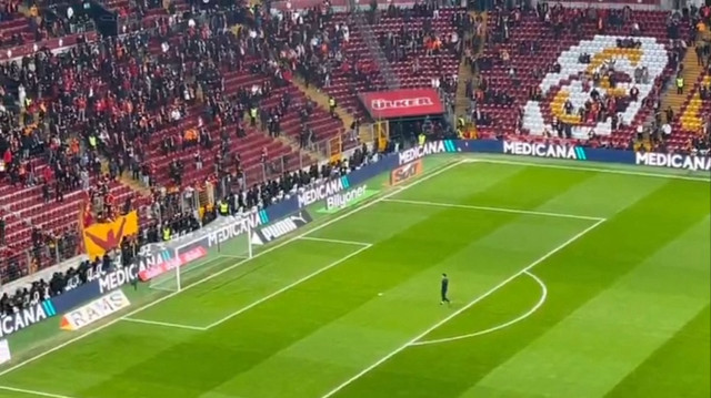 Mert Hakan Yandaş derbi öncesi sahayı gezdi.