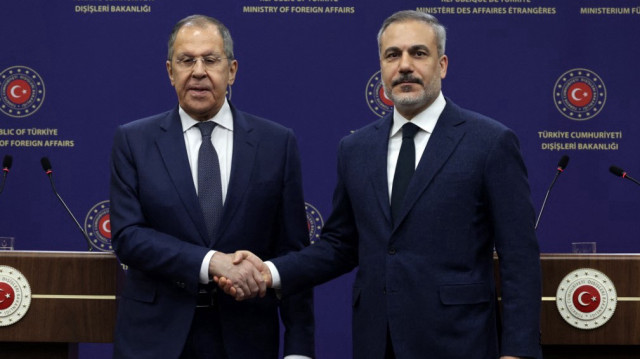 Le ministre turc des Affaires étrangères, Hakan Fidan (D), serre la main du ministre russe des Affaires étrangères, Sergey Lavrov (G), après une conférence de presse conjointe à Ankara, le 24 février 2025.