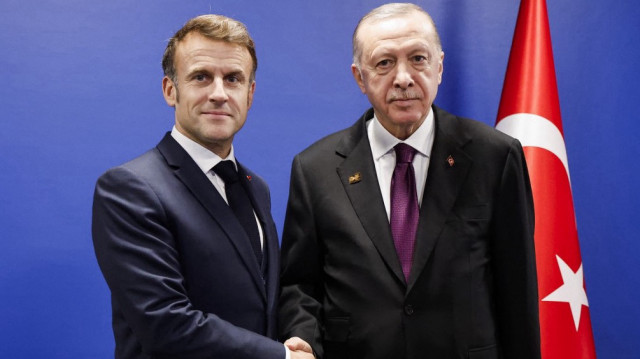 Le président français Emmanuel Macron serre la main du président turc Recep Tayyip Erdogan lors d'une rencontre bilatérale dans le cadre du sommet de la Communauté politique européenne à Budapest, le 7 novembre 2024.