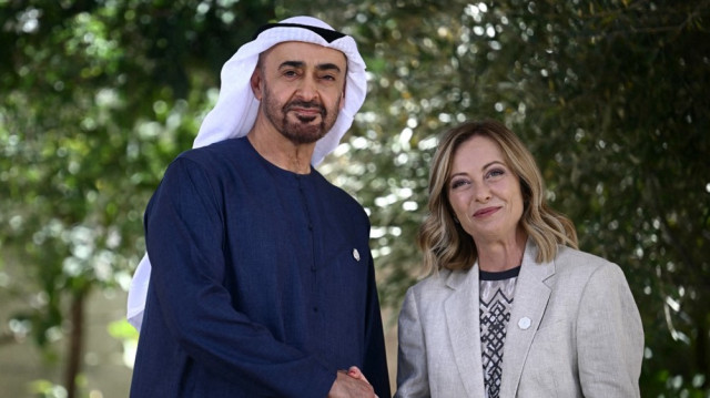 Le président des Émirats arabes unis, Sheikh Mohamed bin Zayed Al Nahyan, est accueilli par le Premier ministre italien Giorgia Meloni à son arrivée au Borgo Egnazia pour le sommet du G7 organisé par l'Italie dans la région des Pouilles, le 14 juin 2024 à Savelletri.