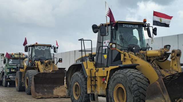 Des équipements de construction lourds sont alignés du côté égyptien du poste frontière de Rafah avec la bande de Gaza, le 20 février 2025.