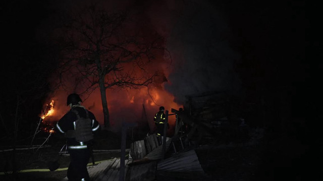 Cette photo prise par le service d'urgence de l'État ukrainien et publiée le 23 février 2025 montre des pompiers s'efforçant d'éteindre un incendie sur le site d'une attaque massive de drones, à Kiev, dans le contexte de l'invasion de l'Ukraine par la Russie.