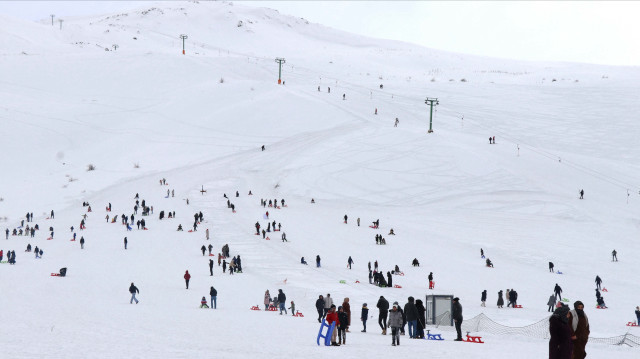 <p><br></p><p>يبهر منتجع "هازار بابا" للتزلج بولاية ألازيغ شرقي تركيا زواره بموقعه المميز على سفح جبل واطلالته على بحيرة هازار.</p><p><br></p><p><br></p>