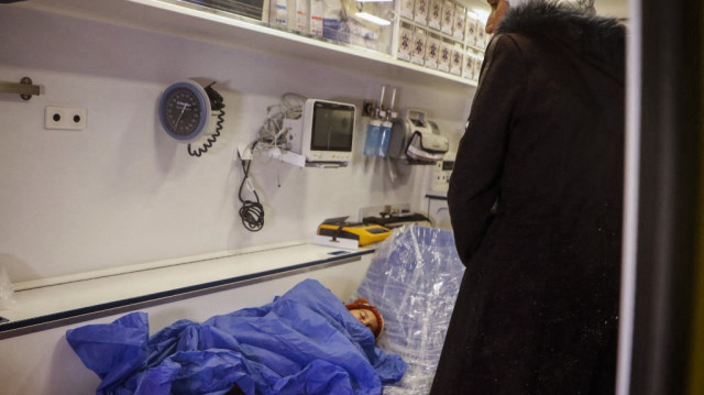 Une femme palestinienne se tient dans une ambulance transportant un enfant évacué de Gaza, le 1er février 2025.