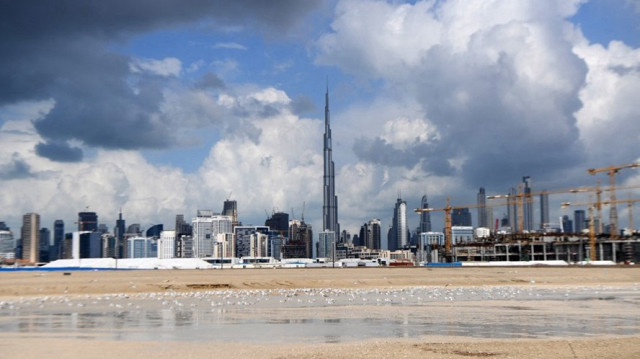 Aux Émirats arabes unis, l'intelligence artificielle intervient pour améliorer l'ensemencement des nuages et répondre à la rareté des précipitations dans cet État du Golfe. Ce projet promet d'optimiser l'approvisionnement en eau et d’aider à surmonter les défis climatiques.