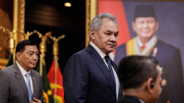 Le secrétaire du Conseil de sécurité de la Russie, Sergei Shoigu (à droite), qui a été ministre de la Défense de la Russie entre 2012 et 2024, et le ministre de la Défense de l'Indonésie, Sjafrie Sjamsoeddin, marchent devant le portrait du président indonésien, Prabowo Subianto, après leur réunion bilatérale au ministère de la Défense, à Jakarta, le 25 février 2025.