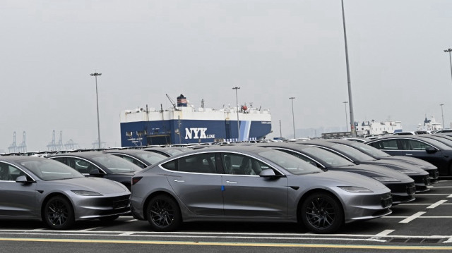 Des véhicules du fabricant américain de véhicules électriques Tesla sont vus dans le port de Guangzhou, dans la province chinoise de Guangdong (sud), le 22 février 2025.