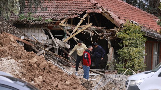 Des personnes inspectent leur maison endommagée à la suite d'un raid israélien dans la ville de Qabatiya, au nord de Jénine, en Palestine occupée, le 23 février 2025.