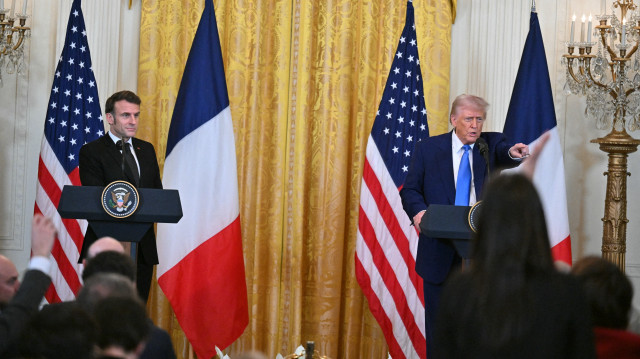Le président américain Donald Trump s'exprime lors d'une conférence de presse conjointe avec le président français Emmanuel Macron dans la salle Est de la Maison Blanche à Washington, DC, le 24 février 2025.