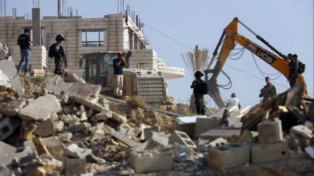 قوات الاحتلال تهدم منزلين ووحدتين متنقلتين بالقدس الشرقية