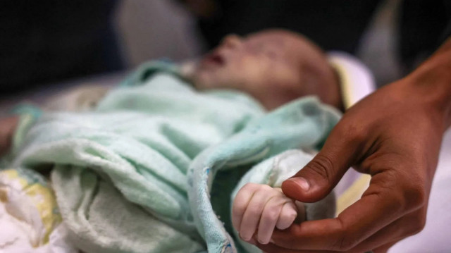 غزة.. البرد القارس يودي بحياة 5 أطفال حديثي الولادة 