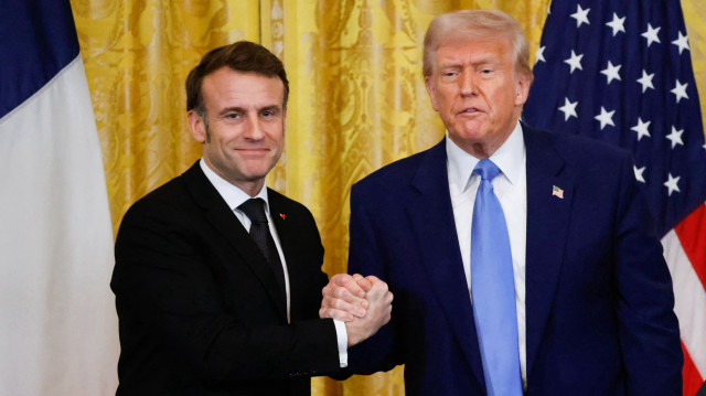Le président américain Donald Trump et le président français Emmanuel Macron se serrent la main à la fin d'une conférence de presse conjointe dans la salle Est de la Maison Blanche à Washington, DC, le 24 février 2025.