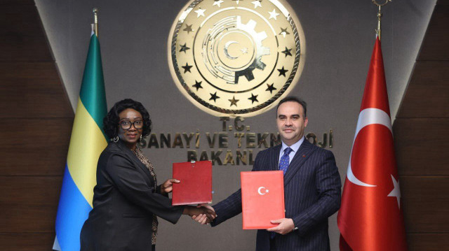 Mehmet Fatih Kacir ministre turc de l'Industrie et de la Technologie et Marcelle Ibinga Itsitsa, ministre gabonaise de l’Enseignement supérieur, de la Recherche scientifique et de l’Innovation technologique