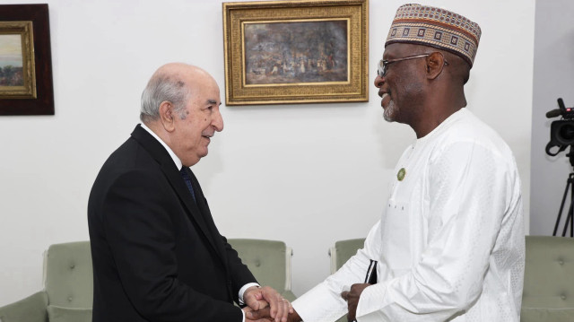 Le Président de la République, M. Abdelmadjid Tebboune et M. Bakary Yaou Sangaré, ministre des Affaires étrangères du Niger. 