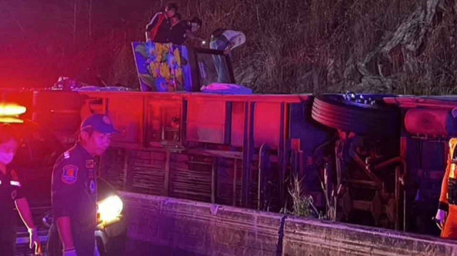 Un accident grave s'est produit lorsqu'un bus de la province de Bueng Kan transportant 49 passagers s'est renversé sur l'autoroute 304 dans le district de Na Di, province de Prachin Buri, en Thaïlande, à 3h35 du matin le mercredi 26 février 2025.