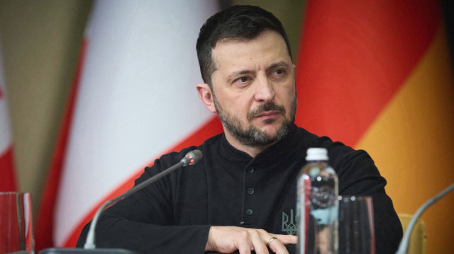 Sur cette photo prise et diffusée par le service de presse présidentiel ukrainien le 24 février 2025, le président ukrainien Volodymyr Zelensky participe à une réunion avec les dirigeants du G7 par liaison vidéo à Kiev, à l'occasion du troisième anniversaire de l'invasion de l'Ukraine par la Russie.