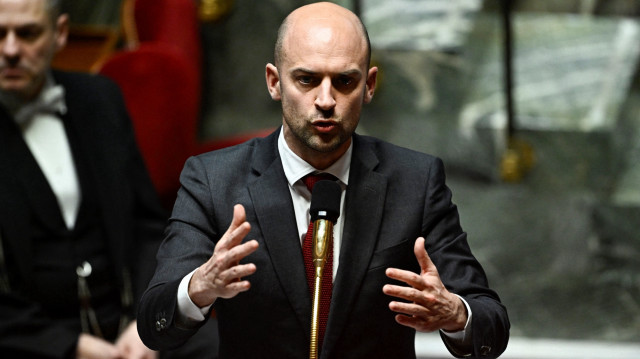 Le ministre français de l'Europe et des Affaires étrangères, Jean-Noël Barrot, s'adresse aux législateurs lors d'une séance de questions au gouvernement à l'Assemblée nationale, chambre basse du Parlement français, à Paris, le 18 février 2025.