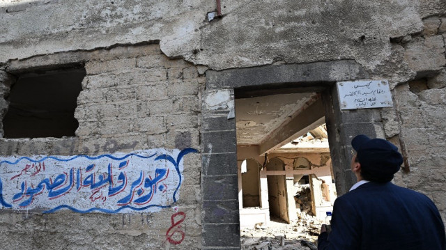 Un juif syrien regarde les ruines de la synagogue Eliyahu Hanavi (synagogue Jobar), à l'extérieur de Damas, le 18 février 2025.