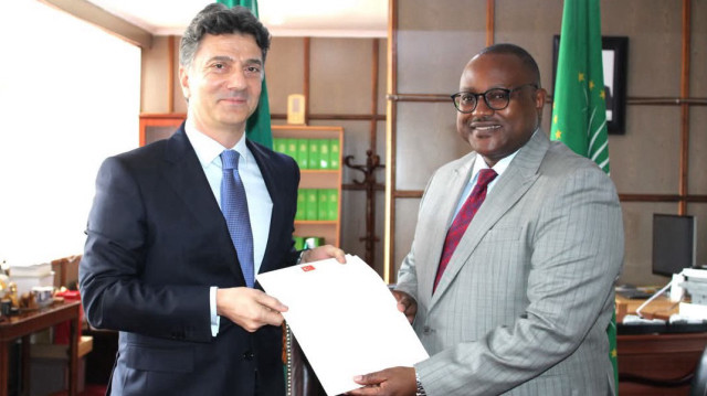 Mulambo Haimbe, ministre des Affaires étrangères et de la Coopération internationale, a reçu des copies des lettres de créance de Son Excellence M. Huseyin Barbaros Dicle, ambassadeur désigné de la République de Türkiye en Zambie, à la Charter House à Lusaka.