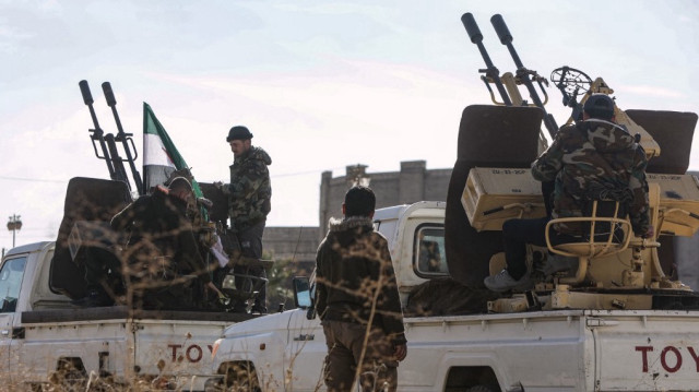 Les forces loyales au nouveau gouvernement syrien se rassemblent dans la ville de Busra, dans la province méridionale de Daraa, le 5 janvier 2025.