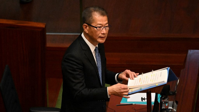 Le secrétaire financier de Hong Kong, Paul Chan, prononce son discours sur le budget annuel dans la salle du Conseil législatif à Hong Kong, le 26 février 2025.