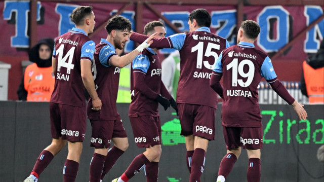 Trabzonsporlu futbolcuların galibiyet sevinci.