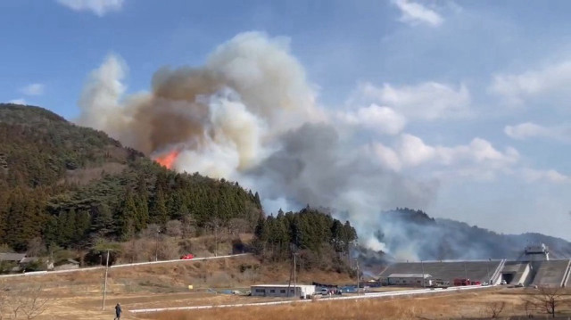 Un incendie de forêt au nord du Japon a causé un mort, détruit plus de 80 bâtiments et forcé 600 personnes à évacuer la ville d'Ofunato, dans la région d'Iwate au Japon, le 26 février 2025.