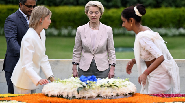 La présidente de la Commission européenne Ursula von der Leyen (2R) se recueille au mémorial du Mahatma Gandhi à Raj Ghat, à New Delhi, le 27 février 2025.