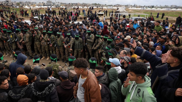 Des combattants du Hamas palestinien et des habitants se rassemblent à Nuseirat, dans le centre de la bande de Gaza.